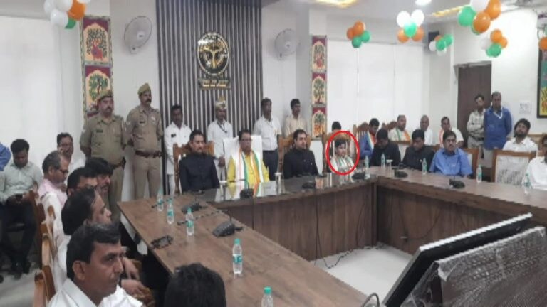 गाजियाबाद: कार्यक्रम में आईएएस-सीडीओ के बराबर बड़ी कुर्सी पर बैठे दिखे राज्य मंत्री के पोते, फोटो वायरल UP Tak