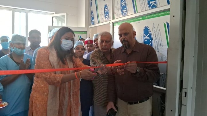 गाजीपुर के सरकारी अस्पताल में दूरबीन विधि से ऑपरेशन शुरू, DM खुद पहुंचीं उत्साह बढ़ाने UP Tak