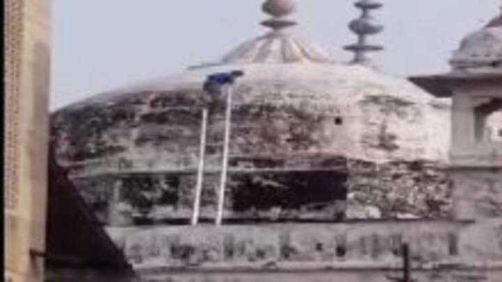 ज्ञानवापी मस्जिद के गुंबद पर सीढ़ी लगा क्यों चढ़ा यह शख्स? सर्वे से इसका क्या कनेक्शन, जानिए ज्ञानवापी मस्जिद के गुंबद पर सीढ़ी लगा क्यों चढ़ा यह शख्स? सर्वे से इसका क्या कनेक्शन, जानिए