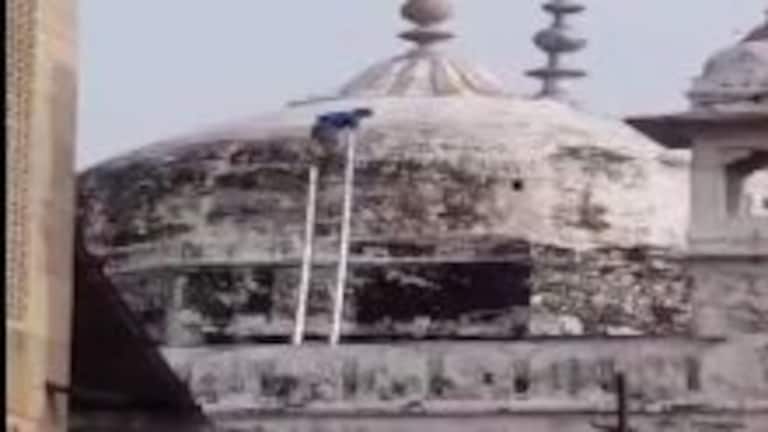 ज्ञानवापी मस्जिद के गुंबद पर सीढ़ी लगा क्यों चढ़ा यह शख्स? सर्वे से इसका क्या कनेक्शन, जानिए ज्ञानवापी मस्जिद के गुंबद पर सीढ़ी लगा क्यों चढ़ा यह शख्स? सर्वे से इसका क्या कनेक्शन, जानिए