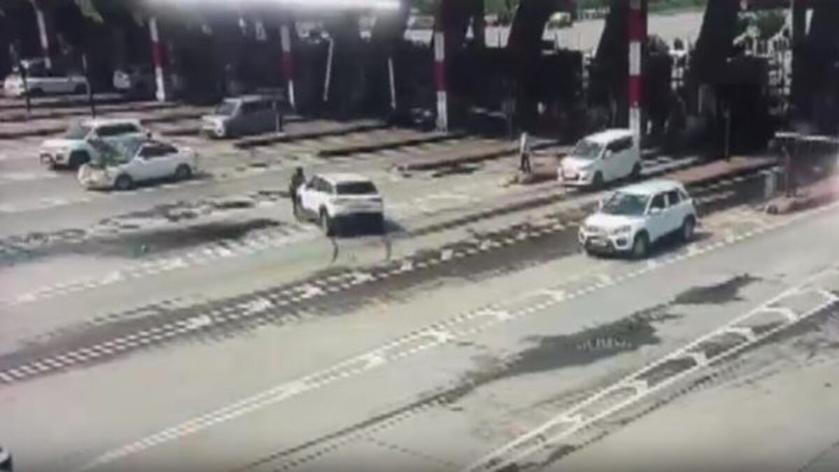 हापुड़ में टोल प्लाजा पर टोल कर्मी पर चढ़ाई कार, CCTV में कैद हुई पूरी वारदात UpTak