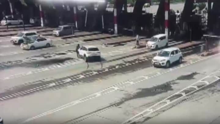 हापुड़ में टोल प्लाजा पर टोल कर्मी पर चढ़ाई कार, CCTV में कैद हुई पूरी वारदात UpTak