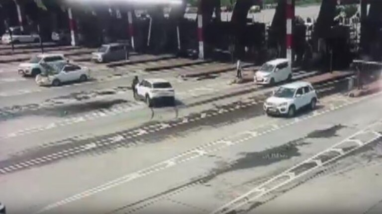 हापुड़ में टोल प्लाजा पर टोल कर्मी पर चढ़ाई कार, CCTV में कैद हुई पूरी वारदात UpTak