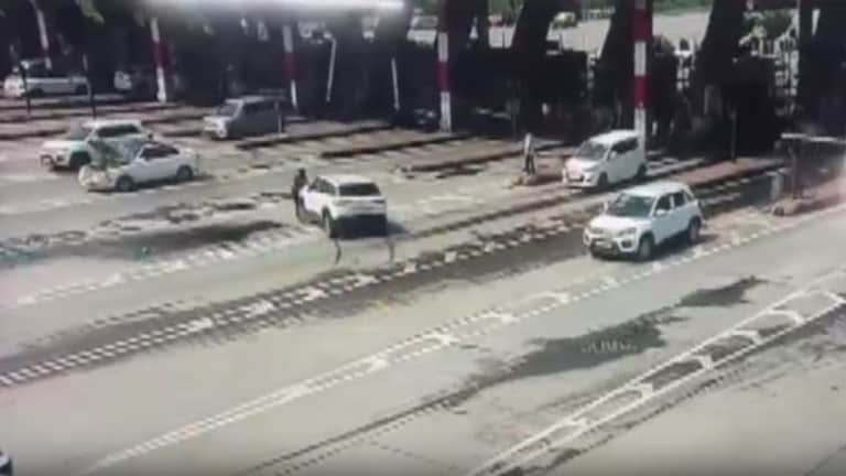 हापुड़ में टोल प्लाजा पर टोल कर्मी पर चढ़ाई कार, CCTV में कैद हुई पूरी वारदात UpTak