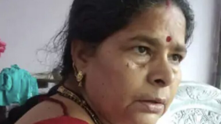 लखनऊ: मंदिर में पूजा करने गई पूर्व मंत्री की पत्नी से लूटपाट, गर्दन पर चाकू रखकर लूटे गहने UP Tak