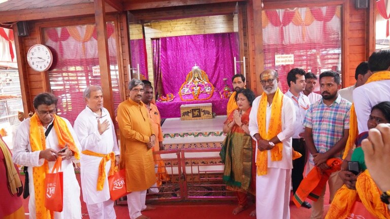 अयोध्या: राम जन्मभूमि मंदिर और हनुमान गढ़ी दर्शन करने पहुंचे साउथ के सुपरस्टार रजनीकांत UP Tak