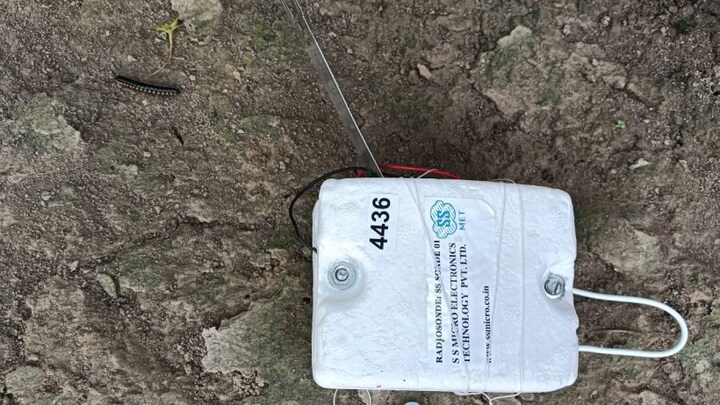 संत कबीर नगर: गांव में आसमान से गिरा ये डिवाइस, चारों तरफ मच गया हड़कंप UP Tak