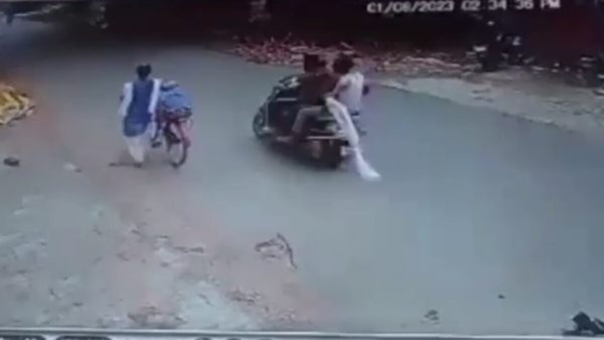 कानपुर में शोहदों की गुंडागर्दी, सरेराह लड़की का दुपट्टा खींचा, हवा में लहराकर हो गए फरार UP Tak