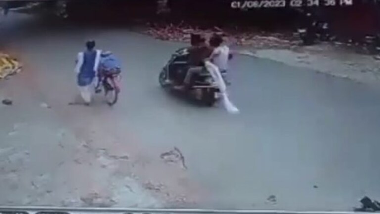 कानपुर में शोहदों की गुंडागर्दी, सरेराह लड़की का दुपट्टा खींचा, हवा में लहराकर हो गए फरार UP Tak