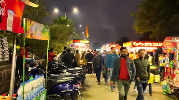 लखनऊ की नई तस्वीर पेश करती चटोरी गली! यहां Gen Z की पसंद के परोसे जाते हैं World Cuisine UP Tak