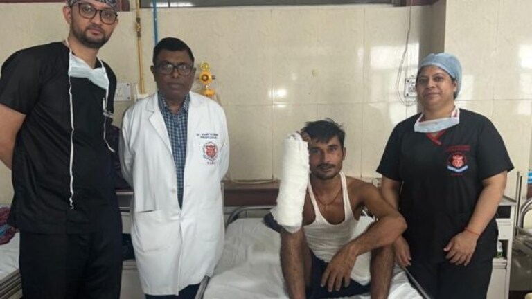 JCB से कट गई थी सीतापुर के रोहित की पूरी कलाई, KGMU के डॉक्टरों ने जोड़कर पहले जैसी बनाई JCB से कट गई थी सीतापुर के रोहित की पूरी कलाई, KGMU के डॉक्टरों ने जोड़कर पहले जैसी बनाई