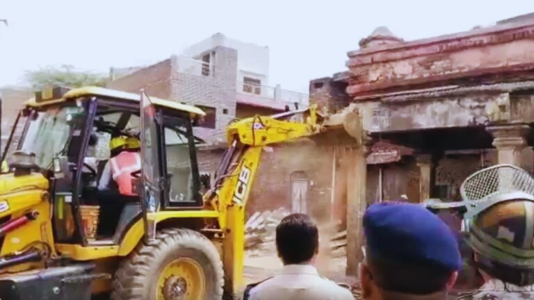 मथुरा: जन्मभूमि के पास बुल्डोजर से धड़ाधड़ ढहाए जा रहे थे मकान, अब सुप्रीम कोर्ट ने लगाई रोक UP Tak