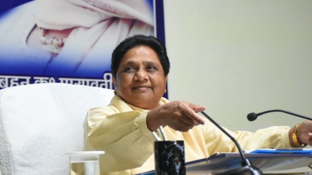 सपा की बैठक में मायावती के बारे में बोले विधायक तो अखिलेश ने डांट लगाकर दी ये बड़ी नसीहत UP Tak
