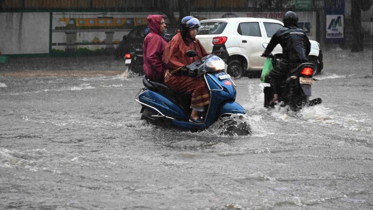 UP Weather Today: आगरा से लेकर वाराणसी तक आज इन जिलों में होगी झमाझम बारिश, देखें लिस्ट UP Tak