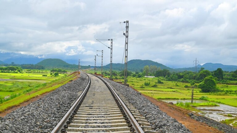 गोरखपुर मंडल में इस नई रेल लाइन को मिली स्वीकृति, इन क्षेत्र के यात्रियों को मिलेगा लाभ railway2