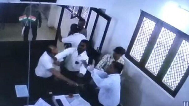 संभल में हंगामा, कार्यालय में घुसकर सब रजिस्टार को लाठी-डंडों से पीटा, CCTV में कैद हुई घटना UP Tak