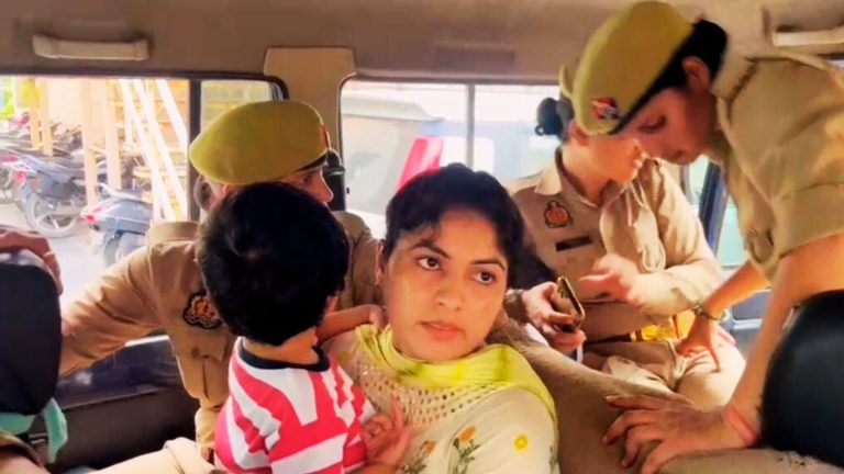 सौरभ के प्यार में एक साल के बेटे संग बांग्लादेश से नोएडा पहुंची सानिया! सीमा से अलग है ये मामला UP Tak