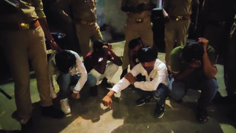 लग्जरी कारों में हुए सवार, अखिलेश यादव के काफिले के साथ चले और उड़ा ले गए सपाइयों के मोबाइल UP Tak