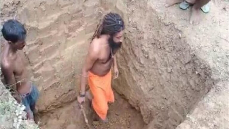 बाराबंकी में एक साधू खोद रहा अपनी ही कब्र, हैरान कर देगी वजह UP Tak