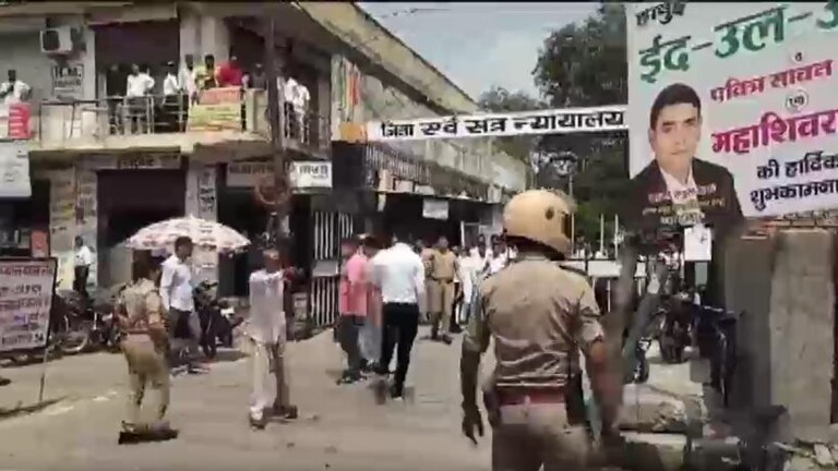 हापुड़: पुलिस और वकीलों के बीच क्यों चली जमकर लाठी? जानिए पूरा मामला UP Tak