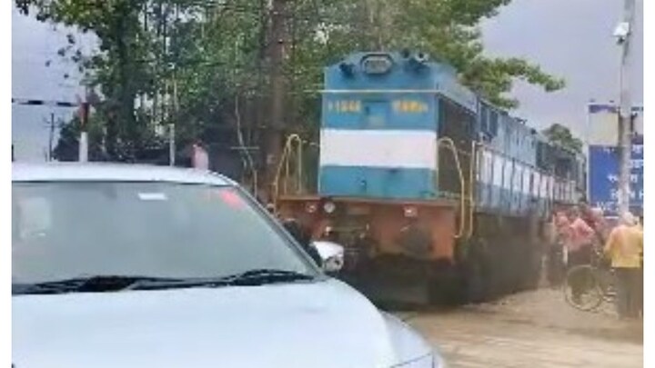 वाह रे बनारस! ट्रैफिक जाम में फंस गई ट्रेन, लोको पायलट बजाता रहा हॉर्न, वीडियो वायरल UP Tak