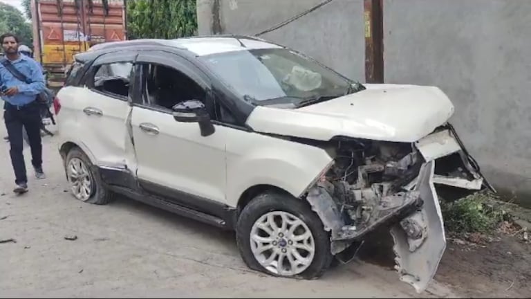 गाजियाबाद में भीषण हादसा, फ्लाईओवर से ग्रिल तोड़ कर नीचे गिरी कार, दो लोग घायल UP Tak