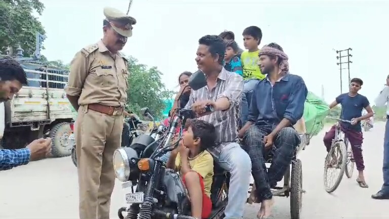 जौनपुर में जुगाड़ गाड़ी पर 5 बच्चों के साथ थे नौकील, इंस्पेक्टर जीडी शुक्ला ने लगाई क्लास UP Tak