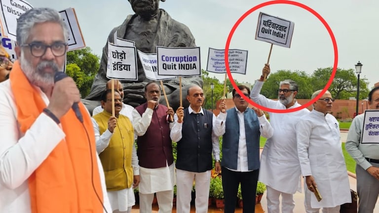 पूर्व PM चंद्रशेखर के MP बेटे नीरज शेखर ने उठाई ‘परिवारवाद Quit India’ की तख्ती, Pic वायरल UP Tak