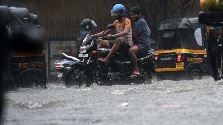 बलिया-गोरखपुर समेत इन जिलों में भारी बारिश का अलर्ट, जानें आकाशीय बिजली गिरने पर क्या न करें UP Tak