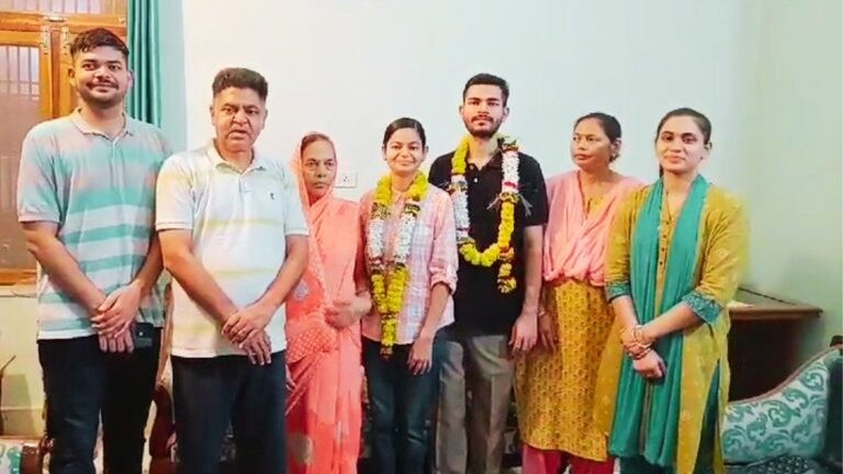 रक्षाबंधन पर आगरा में भाई-बहन ने एक दूसरे को दिया तोहफा, दोनों ने एक साथ पास की PCS-J परीक्षा UP Tak