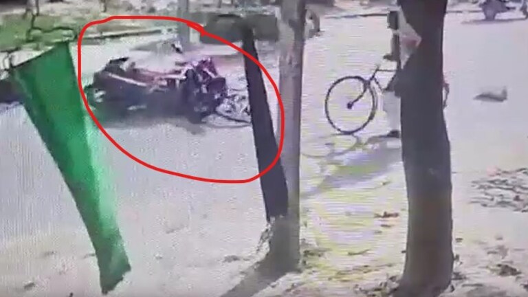 अंबेडकरनगर: मनचलों ने बीच सड़क खींचा छात्रा का दुपट्टा, पीछे से आ रही बाइक ने कुचला सिर, हुई मौत UPTak