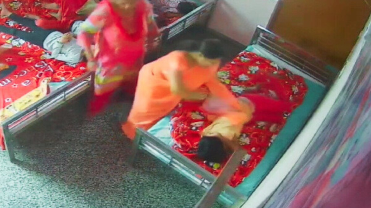 आगरा के बाल गृह की अधीक्षिका ने बच्ची को चप्पल से खूब पीटा, वीडियो वायरल होने पर दी ये सफाई UP Tak