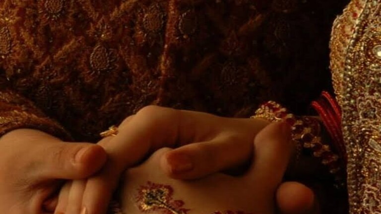 अलीगढ़ में बैंडबाजों संग बारात लेकर निकला दुल्हा पहुंच गया थाने, बड़े भाई से हो गई दुल्हन की शादी UP Tak