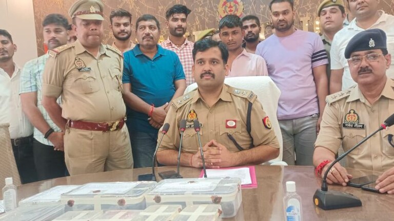 बांदा : बैट और स्टंप से हमला कर व्यापारी से लाखों की लूट, पैसे का बंटवारा करते समय पहुंची पुलिस फिर हुआ ये UP Tak