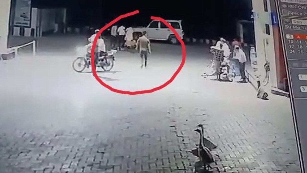 बांदा: 40 रुपये के लिए पेट्रोल पंप कर्मी को दबंगों ने किया अधमरा, वीडियो आया सामने UP Tak