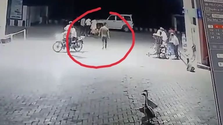 बांदा: 40 रुपये के लिए पेट्रोल पंप कर्मी को दबंगों ने किया अधमरा, वीडियो आया सामने UP Tak