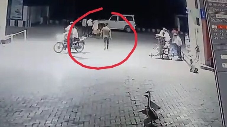 बांदा: 40 रुपये के लिए पेट्रोल पंप कर्मी को दबंगों ने किया अधमरा, वीडियो आया सामने UP Tak