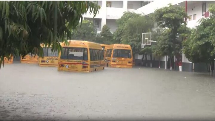 भारी बारिश के बीच लखनऊ में मंगलवार को क्या खुलेंगे स्कूल? जिला प्रशासन ने दिया ये आदेश UP Tak