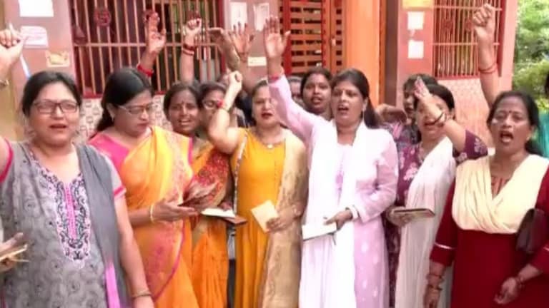 महिला आरक्षण बिल को लेकर यूपी में BJP ने मैदान में उतारी अपनी नारी शक्ति, ये है पूरा प्लान महिला आरक्षण बिल को लेकर यूपी में BJP ने मैदान में उतारी अपनी नारी शक्ति