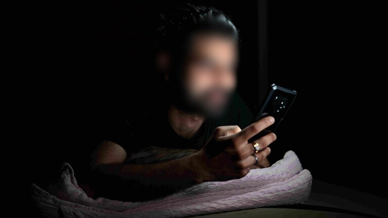 ‘रात में दूसरी औरतों से अश्लील बातें करता है पति’, बांदा में परेशान हो युवती ने उठाया ये कदम UP Tak