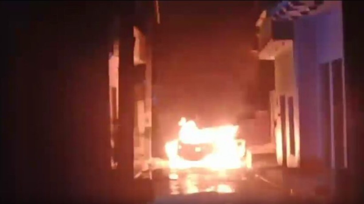इटावा : ससुराल वालों के नहीं खोला दरवाजा तो युवक ने उठाया खौफनाक कदम, कार समेत खुद को लगाई आग UP Tak