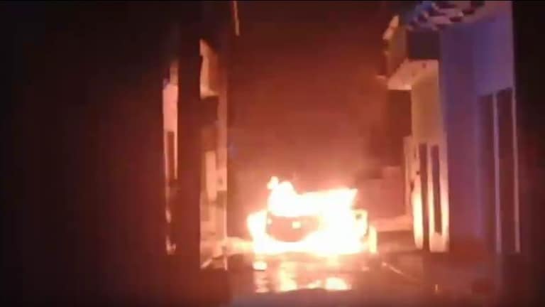 इटावा : ससुराल वालों के नहीं खोला दरवाजा तो युवक ने उठाया खौफनाक कदम, कार समेत खुद को लगाई आग UP Tak
