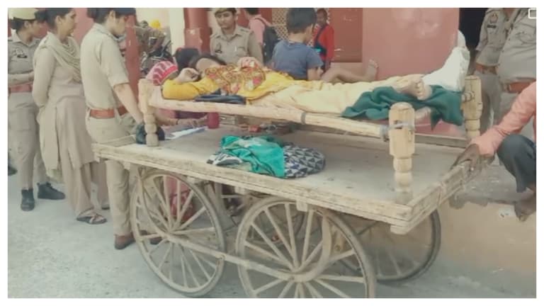 बुजुर्ग मां-बाप बेटियों को ठेले पर डाल चले गए डिप्टी कमिश्नर ऑफिस, उनकी कहानी सुन आंसू आ जाएंगे UP Tak