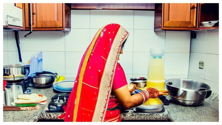 ‘गुटखा खाकर घर में थूकती है, सभी से यार करके करती है बात’, आगरा में बहू से परेशान है ये सास UP Tak