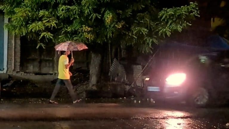 लखनऊ में देर रात से भारी बारिश का कहर, 12वीं तक के सभी स्कूलों को बंद रखने का आदेश जारी UP Tak