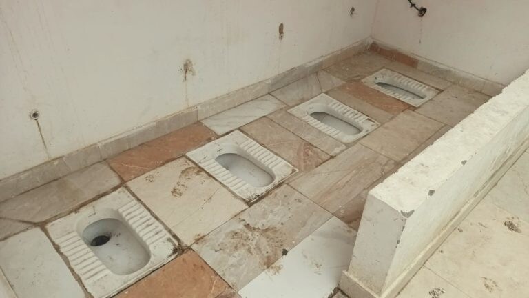 बीच में दीवार नहीं बनाई और एक साथ लगाई 4 टॉयलेट सीटें, अमेठी में बना ‘निराला’ शौचालय UP Tak