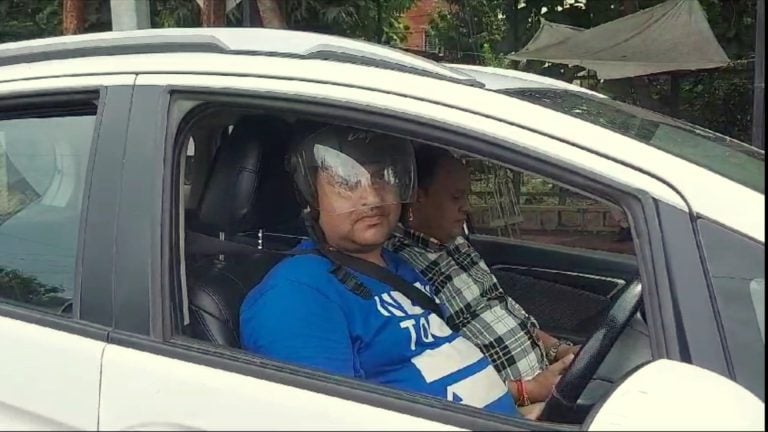 गजब कारनामा! झांसी में बिना हेलमेट पहने चलाई कार तो काट दिया चालान, अब ड्राइवर ने ये किया UP Tak