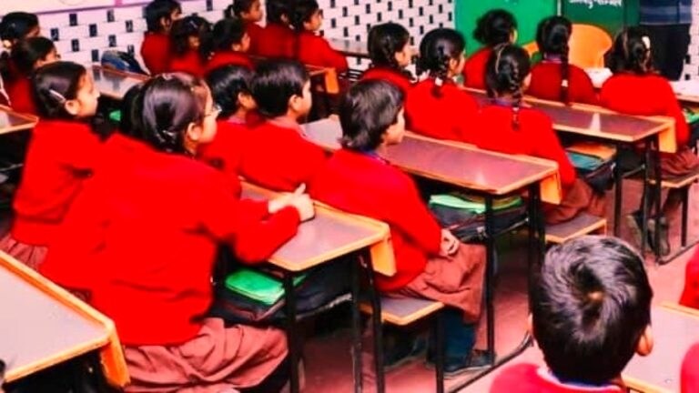 यूपी सरकार ने स्कूलों को लेकर जारी किया ये बड़ा निर्देश, अब ये ड्रेस पहनकर आएंगे छात्र-छात्राएं UP Tak