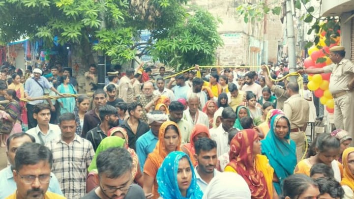 मथुरा: राधा अष्टमी में जुटी थी बरसाना में भारी भीड़, हुई 2 श्रद्धालुओं की मौत, अब ये पता चला UP Tak