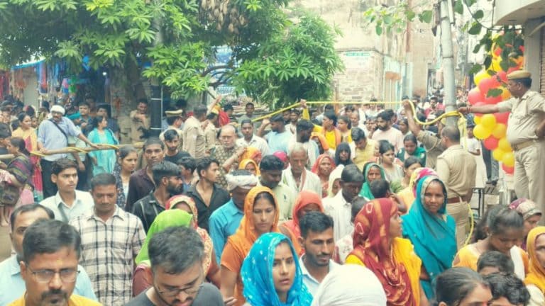 मथुरा: राधा अष्टमी में जुटी थी बरसाना में भारी भीड़, हुई 2 श्रद्धालुओं की मौत, अब ये पता चला UP Tak